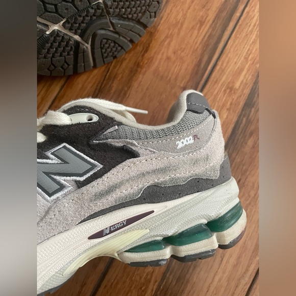 New Balance 2002R - Picture 2 of 11